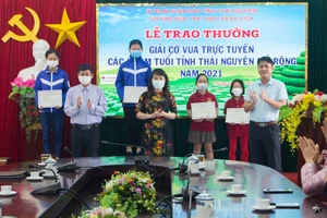 Ban tổ chức trao giải cho các vận động viên tại Thái Nguyên.