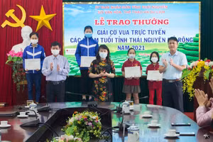 Ban tổ chức trao giải cho các vận động viên tại Thái Nguyên.