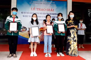 Bà Nguyễn Thị Mai, Giám đốc Sở Văn hóa, Thể thao và Du lịch Thái Nguyên trao giải, chúc mừng các thí sinh.