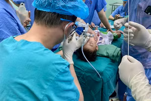 Trong quá trình nội soi, bác sĩ phát hiện lòng khí quản bệnh nhi có hình ảnh dị vật. Ảnh: BVCC