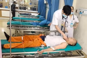 Một trong các bệnh nhân bị ong đốt được bác sĩ thăm khám. (Ảnh: BVCC)