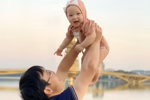 Anh P.D.T vui đùa cùng con gái.