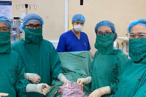 Thấy bụng to bất thường, đi khám choáng váng với thứ bên trong