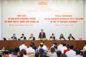 Tổng Thư ký Quốc hội, Chủ nhiệm Văn phòng Quốc hội Bùi Văn Cường chủ trì họp báo.