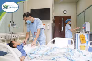 Bệnh nhi nguy kịch vì tai nạn sinh hoạt được chăm sóc tại Bệnh viện Nhi Trung ương. Ảnh BVCC