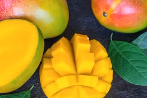 Người đàn ông nguy kịch sau khi ăn nửa quả xoài