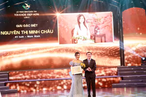 Thầy thuốc ưu tú-GS.TS Trần Văn Thuấn, Thứ trưởng Bộ Y tế, Trưởng ban Chỉ đạo cuộc thi trao giấy chứng nhận và tặng hoa cho ứng viên đạt Giải đặc biệt.