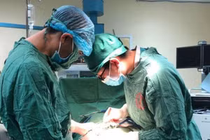 Nhiễm trùng nặng vì tự tiêm thuốc giảm đau vào khớp tay