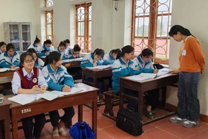 Cô Bùi Thị Ngát hướng dẫn học sinh lớp 12A1 ôn tập môn Hóa.