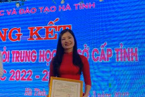 Cô giáo Võ Thị Hồng Vân trong niềm vui nhận danh hiệu giáo viên dạy giỏi cấp tỉnh.
