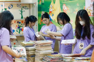 Học sinh thủ đô tân trang thư viện trường cho trẻ em vùng cao