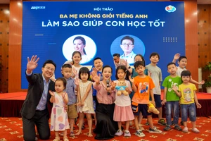 ‘Ba mẹ không giỏi tiếng Anh, làm sao giúp con học tốt?’