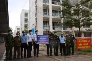 PGS.TS Nguyễn Duy Cương - Hiệu trưởng trường ĐH Kỹ thuật công nghiệp (ĐH Thái Nguyên) trao tặng tiền hỗ trợ cho khu cách ly tập trung