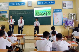 Học sinh trường THCS Hoàng Văn Thụ (TP Thái Nguyên) hào hứng với tiết dạy thể nghiệm trong quá trình xây dựng nội dung chương trình giáo dục địa phương.