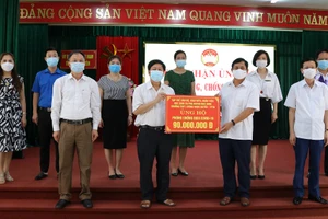 Trường THPT Lương Ngọc Quyến trao tặng đến Ủy ban Mặt trận Tổ quốc tỉnh Thái Nguyên số tiền nhà trường quyên góp được để ủng hộ công tác phòng, chống Covid-19.