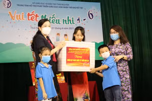 Đồng chí Bí thư Tỉnh ủy Thái Nguyên Nguyễn Thanh Hải tặng quà cho học sinh Trung tâm Hỗ trợ phát triển giáo dục hòa nhập trẻ khuyết tật tỉnh Thái Nguyên