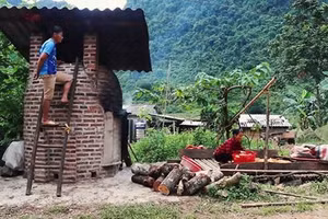 Lò đốt rác tự chế của nông dân Trương Văn Thủy (Ảnh VH)