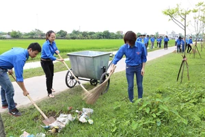 Đoàn thanh niên (Ninh Bình) gom rác thải (Internet)