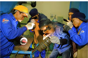 Sinh viên thực hành bài hàn ống