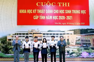 Ông Vương Văn Bằng - Giám đốc Sở GD&ĐT Yên Bái (ngoài cùng bên phải) trao giải Nhất cho 2 nhóm tác giả đoạt giải Nhất. 