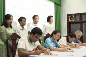 Đại diện các công ty du lịch ký cam kết chung tay bảo tồn động vật hoang dã tại buổi tòa đàm. 