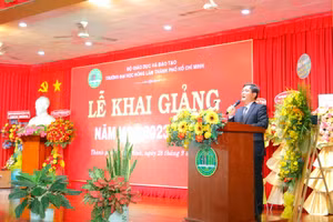 PGS.TS.Nguyễn Tất Toàn, Phó Hiệu trưởng phụ trách Nhà trường phát biểu tại lễ khai giảng