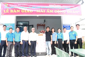 Bàn giao "Mái ấm Công đoàn" cho gia đình công nhân Ca Thị Huyền 