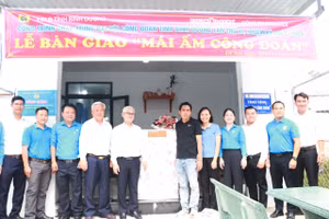 Bàn giao "Mái ấm Công đoàn" cho gia đình công nhân Ca Thị Huyền 