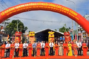 Đại biểu tham dự và thực hiện nghi thức khánh thành công trình