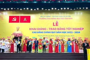 TS Lê Lâm- Hiệu trưởng nhà trường giao nhiệm vụ năm học mới cho 6 trưởng khoa