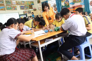 Cô giáo 'thổi hồn' cho những tiết học mĩ thuật 