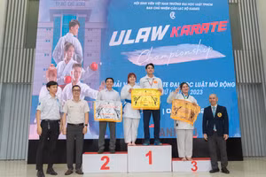 Anh Trịnh Hoàng Hiệp - Chủ tịch Hội Sinh viên Trường ĐH Luật TPHCM (trái) trao giải cho các vận động viên