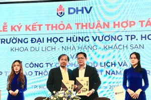 Đại diện Trường ĐH Hùng Vương TP HCM (bên trái, hàng đầu) và đại diện Công ty CP Du lịch Vietravel ký hợp tác.