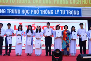Trao 40 suất học bổng Lý Tự Trọng cho học sinh xuất sắc