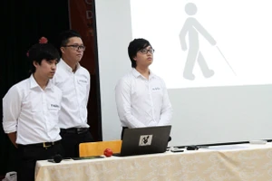 Nhóm sinh viên lắng nghe nhận xét đánh giá của Hội đồng chấm đồ án.
