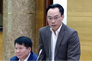 Thứ trưởng Bộ GD&ĐT Hoàng Minh Sơn trả lời câu hỏi phóng viên tại họp báo Chính phủ.