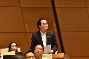 Bộ trưởng Phùng Xuân Nhạ trả lời chất vấn. Ảnh: Quang Khánh