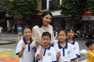 Hoa hậu Ngọc Hân cùng 50 em nhỏ vẽ bức tranh “Xe đạp khổng lồ”