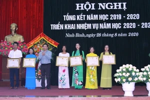 Ông Tống Quang Thìn trao tặng danh hiệu chiến sỹ thi đua cho các nhà giáo. Ảnh: Việt Hà