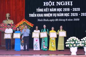 Ông Tống Quang Thìn trao tặng danh hiệu chiến sỹ thi đua cho các nhà giáo. Ảnh: Việt Hà