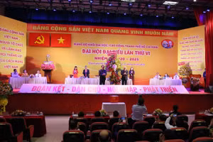 Đoàn Chủ tịch Đại hội nhận hoa chúc mừng của Ban chấp hành Đảng bộ TP.HCM