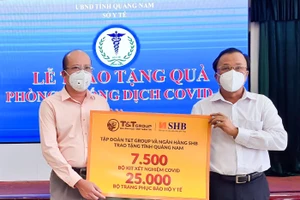 Đại diện Tập đoàn T&T Group và Ngân hàng SHB trao tặng các thiết bị y tế/sinh phẩm cho Ts.Bs. Mai Văn Mười, Phó Giám đốc Sở Y tế tỉnh Quảng Nam (bên phải)