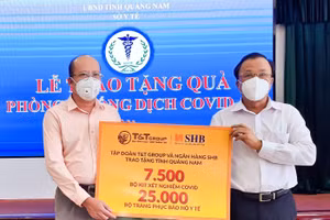 Đại diện Tập đoàn T&T Group và Ngân hàng SHB trao tặng các thiết bị y tế/sinh phẩm cho Ts.Bs. Mai Văn Mười, Phó Giám đốc Sở Y tế tỉnh Quảng Nam (bên phải)
