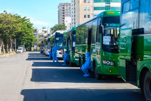 Đoàn xe đưa đón người dân tỉnh Quảng Ngãi bị “mắc kẹt” ở Đà Nẵng trở về quê.