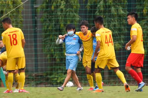 Tiền đạo Lê Minh Bình phải rời sân sau khi ghi bàn gỡ hòa 1-1 cho đội áo vàng.
