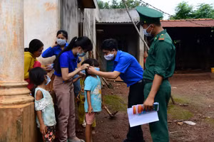 Bí thư Tỉnh Đoàn Bình Phước Trần Quốc Duy (ở giữa) cùng các bạn trẻ “đi từng ngõ, gõ từng nhà” để tuyên truyền về phòng chống dịch, tặng khẩu trang cho đồng bào dân tộc thiểu số tại địa phương.