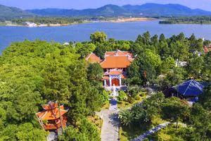 Một góc hồ Đại Lải