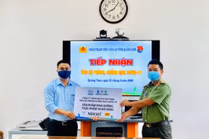 Đại diện Nestlé Việt Nam trao bảng tượng trưng cho Đoàn thanh niên công an tỉnh Quảng Nam