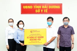 Đại diện Tập đoàn T&T Group (bên trái) trao tặng hệ thống máy xét nghiệm Realtime – PCR cho đại diện Sở Y tế Hải Dương (bên phải)