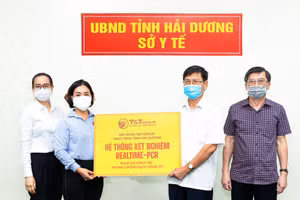 Đại diện Tập đoàn T&T Group (bên trái) trao tặng hệ thống máy xét nghiệm Realtime – PCR cho đại diện Sở Y tế Hải Dương (bên phải)